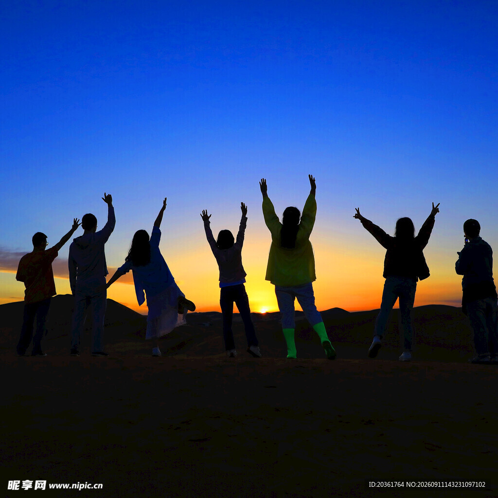 夕阳下欢呼的人群剪影