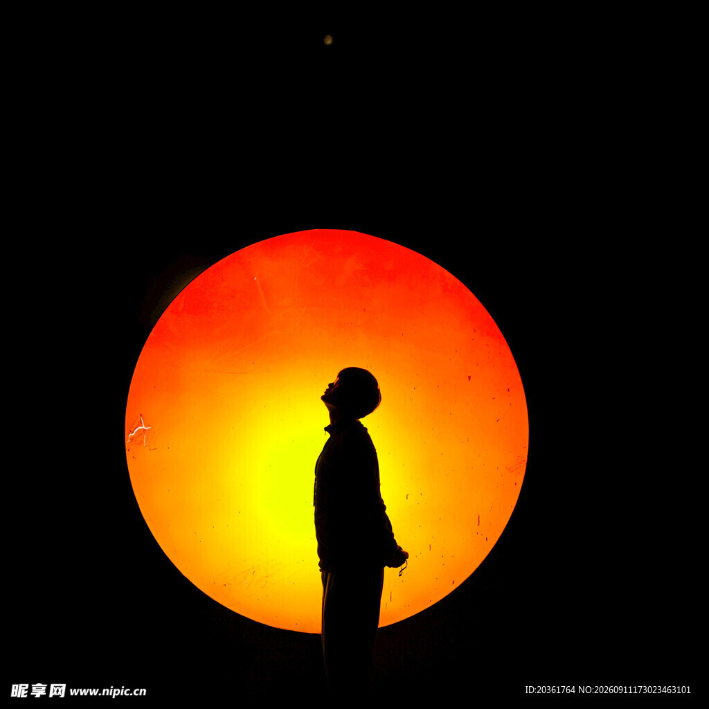 夕阳下的孤独身影