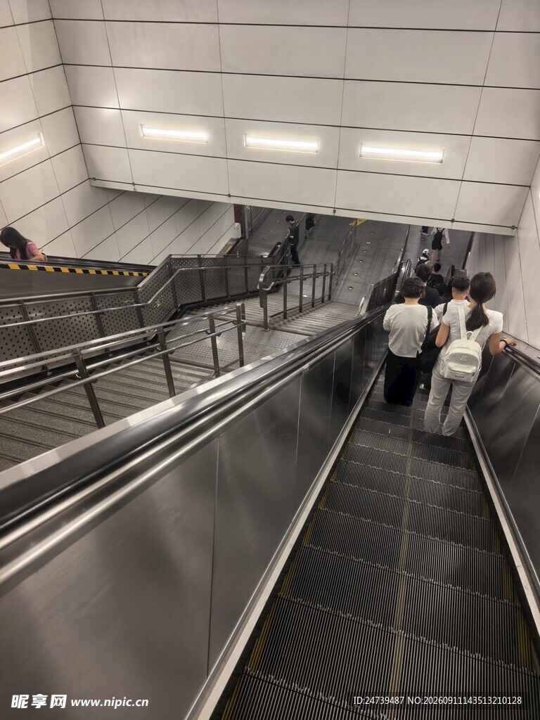 自动扶梯上的行人