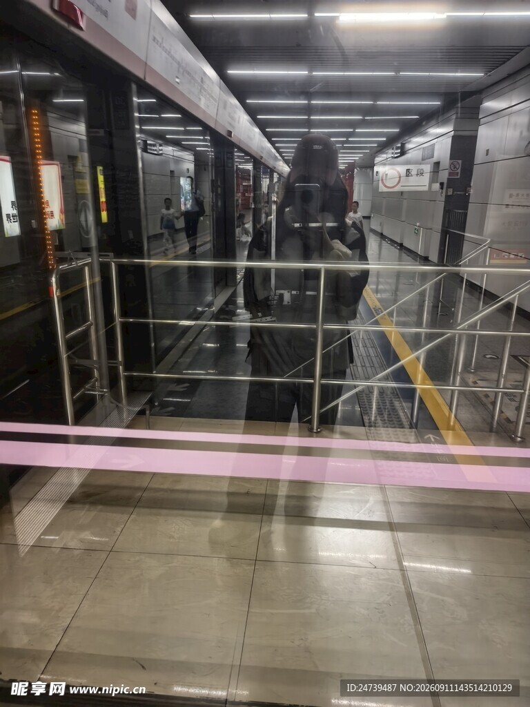 地铁站施工中的防护场景
