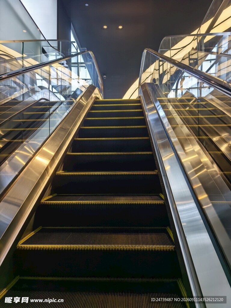 现代建筑丽泽SOHO扶梯