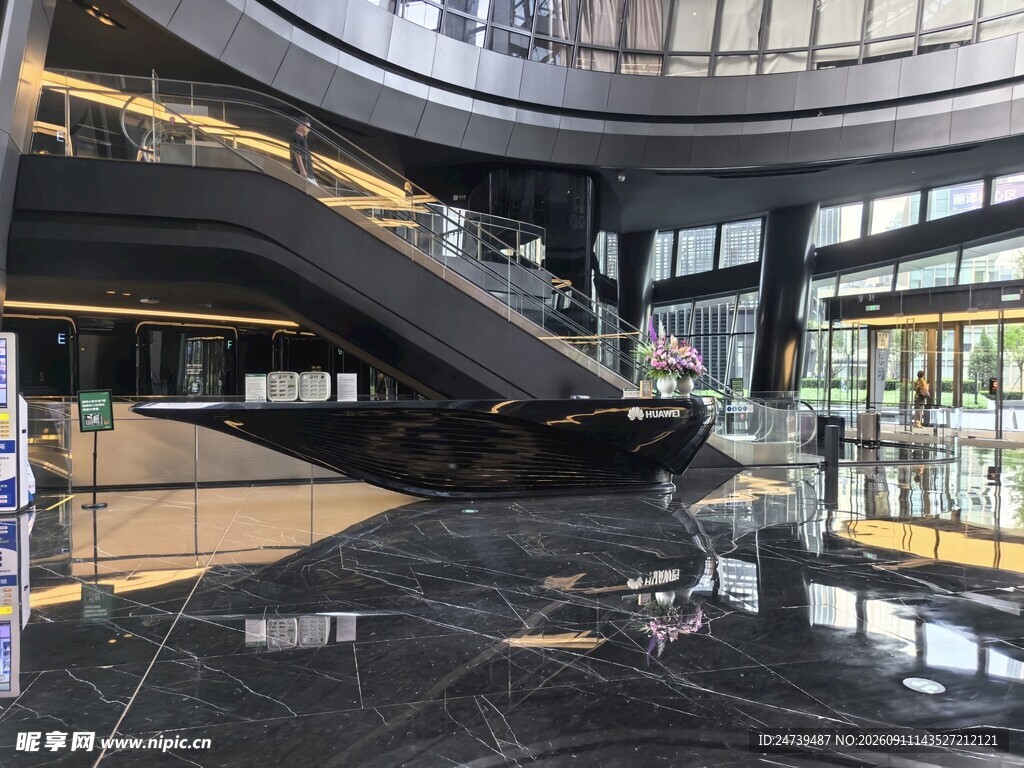 现代玻璃建筑SOHO内部景观