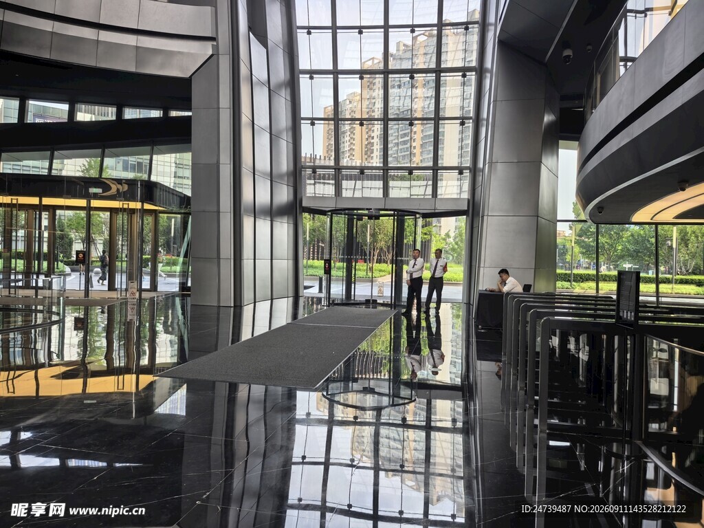 现代玻璃建筑SOHO内部景观