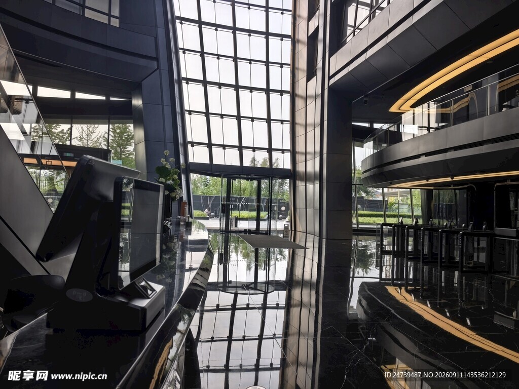 现代玻璃建筑SOHO内部景观