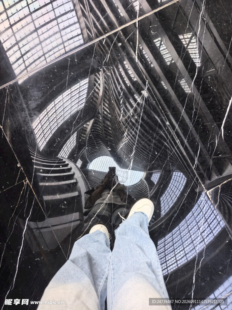 漫步于镜面般的奇特空间丽泽
