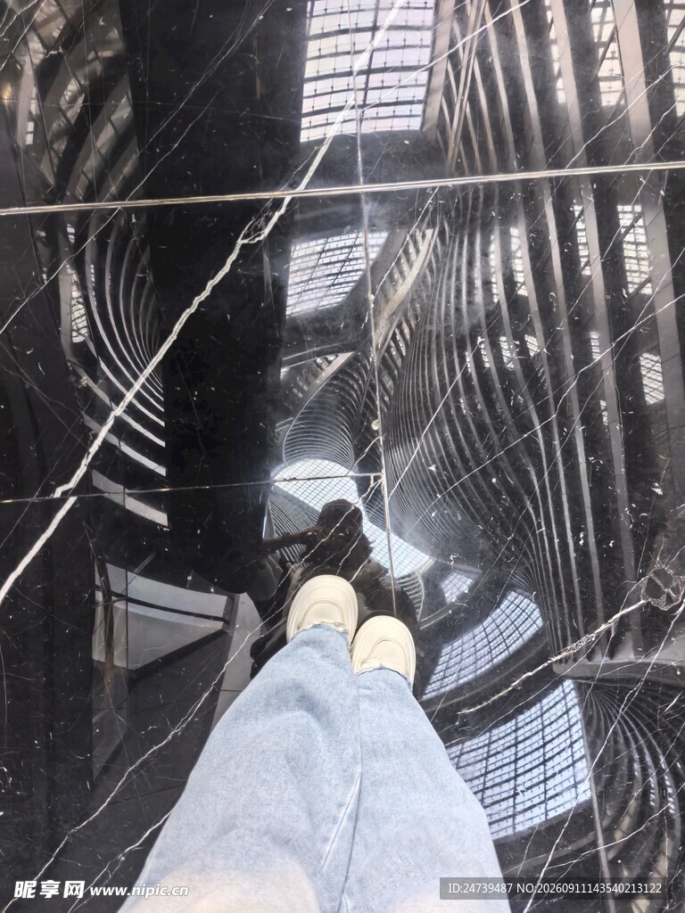 漫步于镜面般的奇特空间丽泽