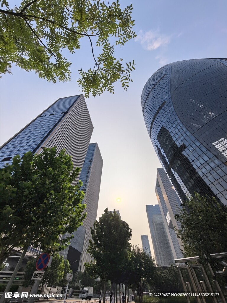 城市高楼与街道景象
