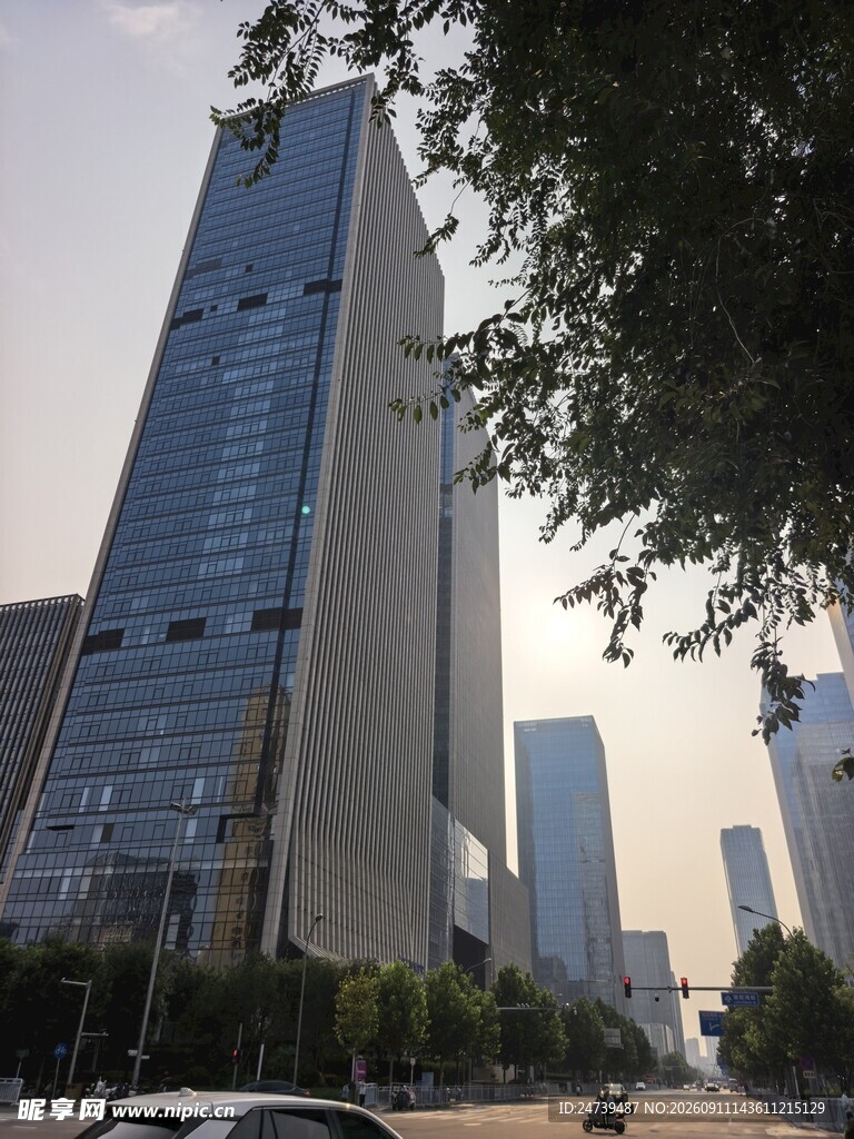 城市高楼与街道景象
