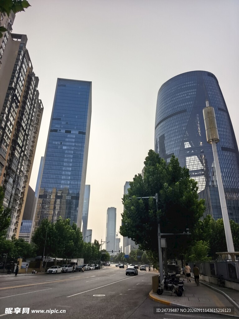 城市街道与高楼景观