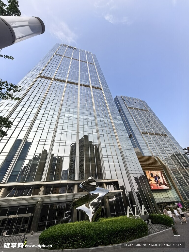 现代都市玻璃幕墙摩天大楼