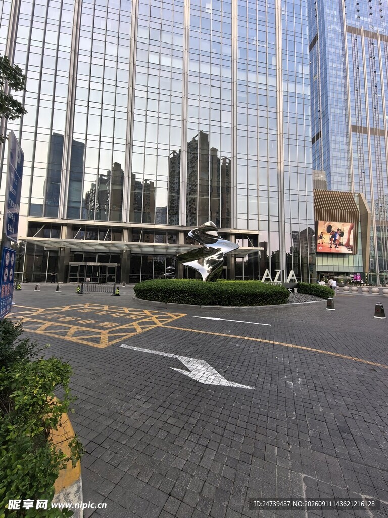 城市现代建筑前的开阔道路