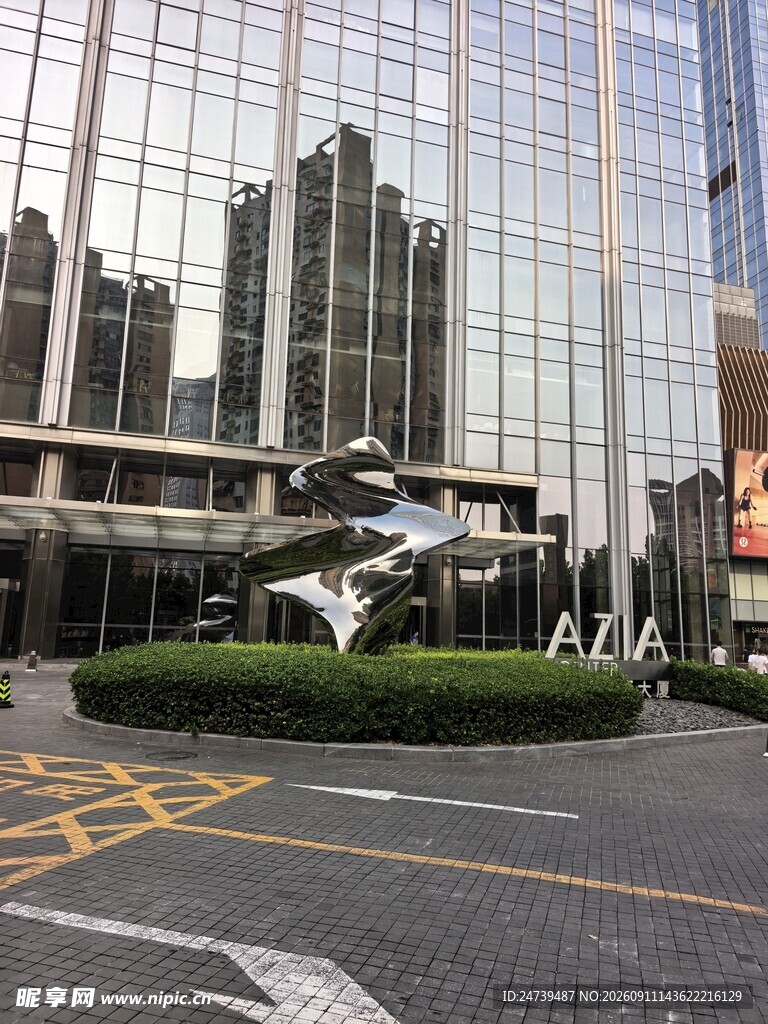 现代玻璃幕墙办公大楼外观