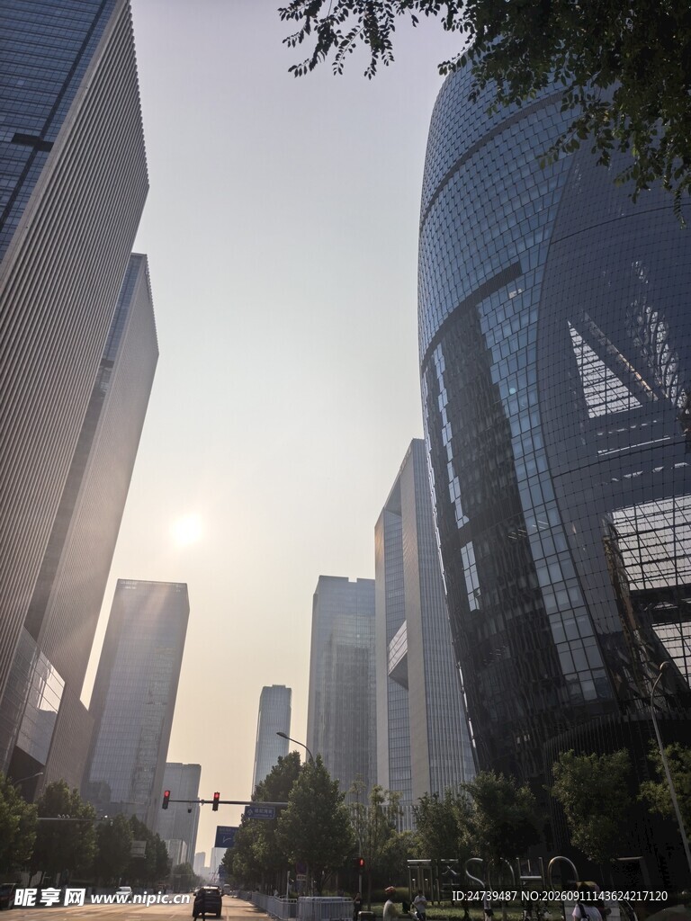 城市高楼林立的街道景观
