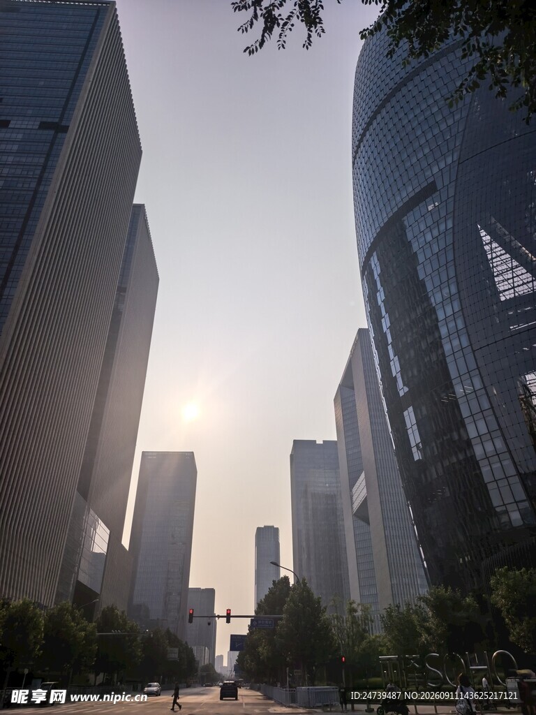 城市高楼林立的街道景观