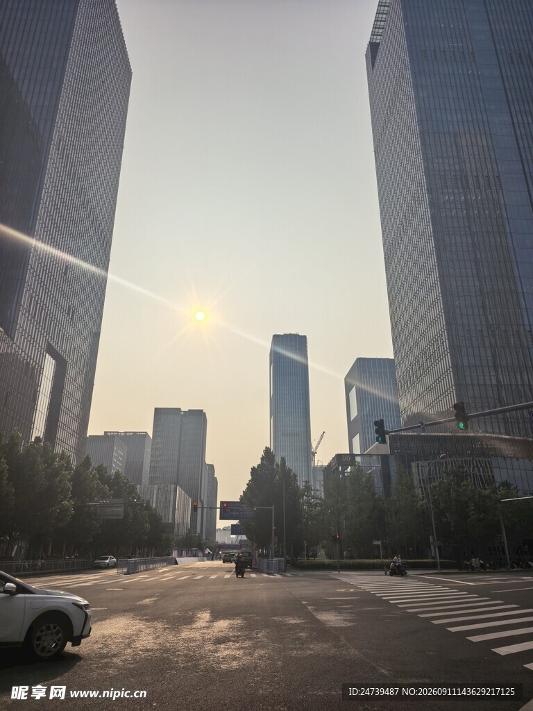 城市街道与高楼景象