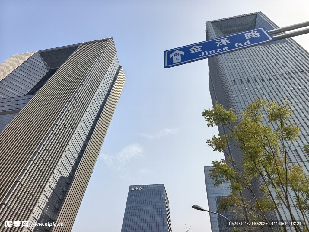 都市高楼与路旁指示牌
