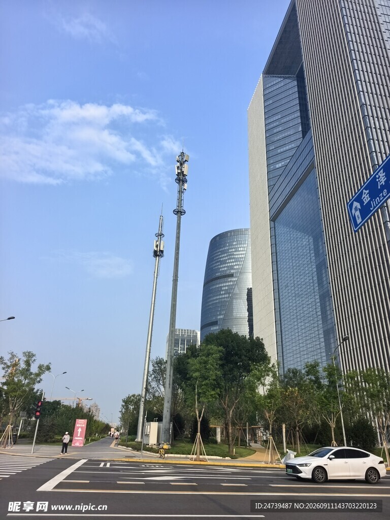 城市街道旁的现代高楼景观