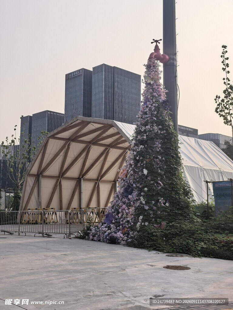 户外特色建筑旁的圣诞树