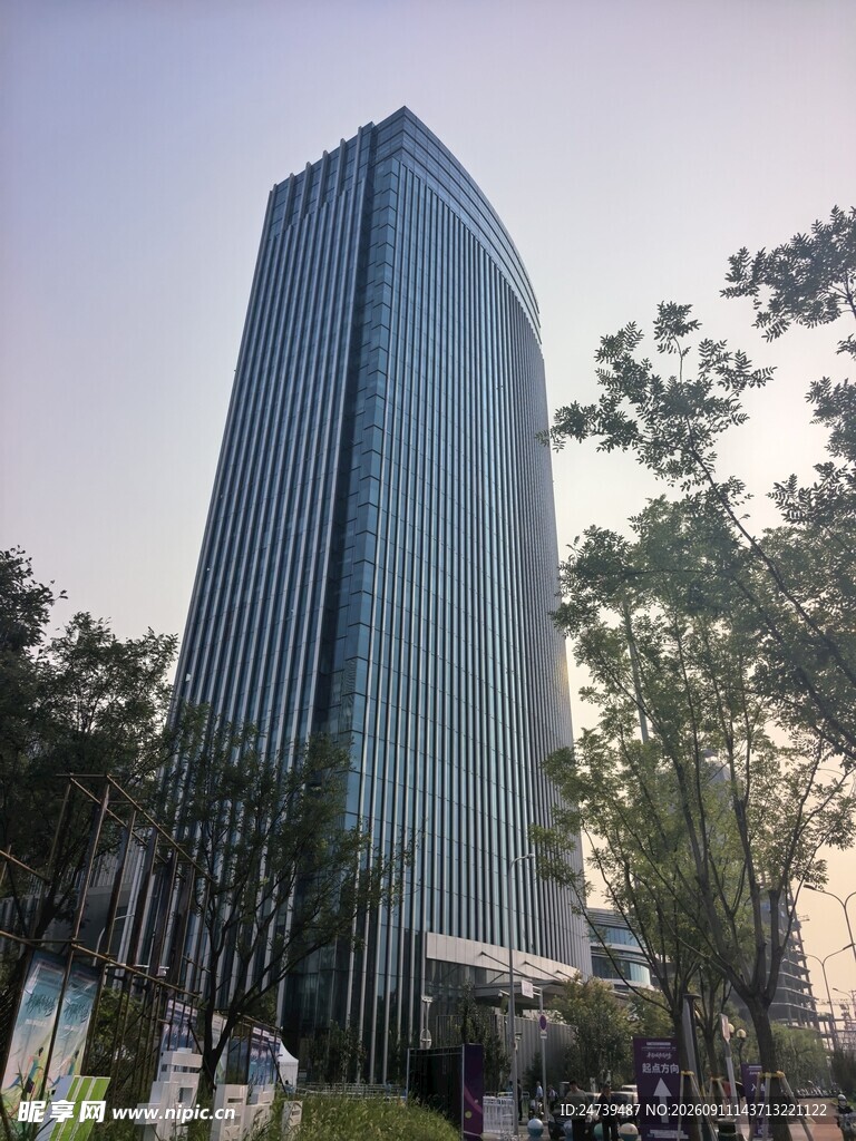 城市中高耸的现代化摩天大楼
