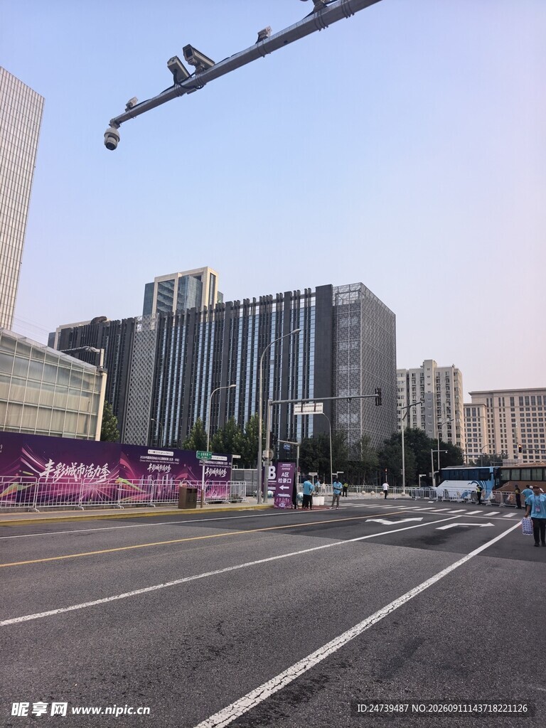 城市道路与高楼景象