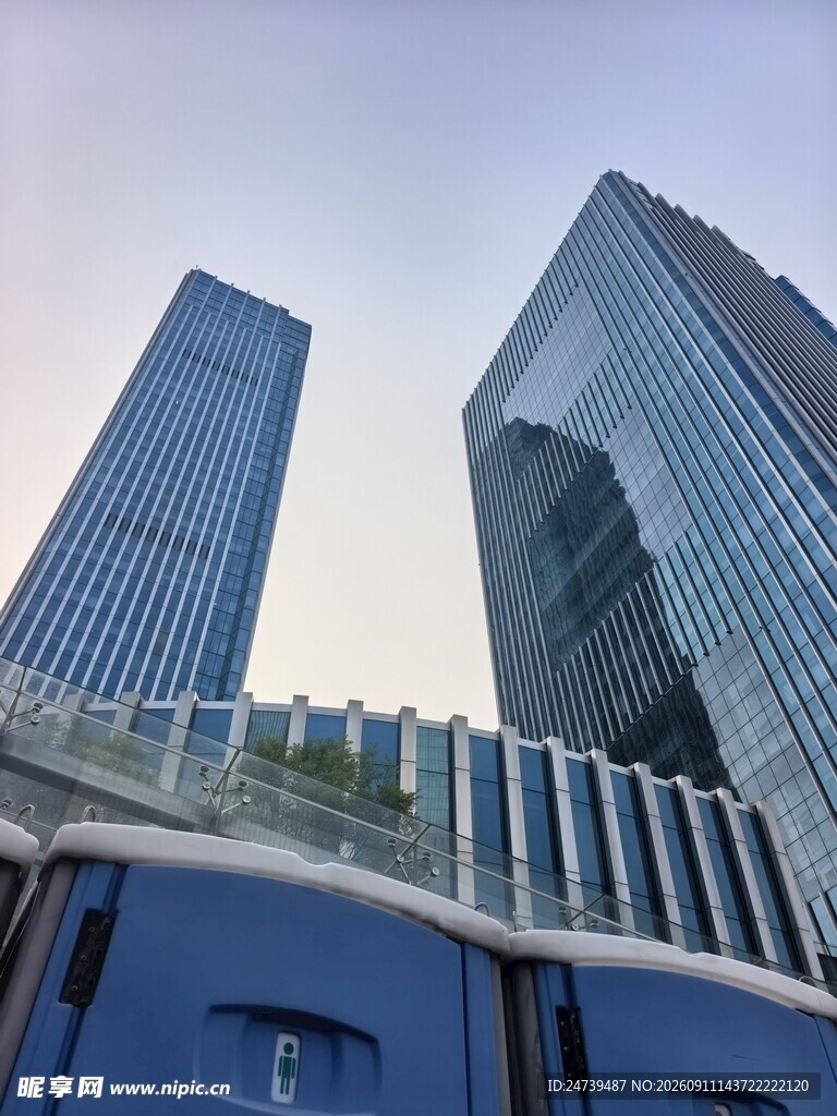 城市中高耸的现代摩天大楼