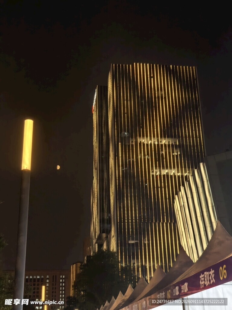 月夜山影中的红月奇观
