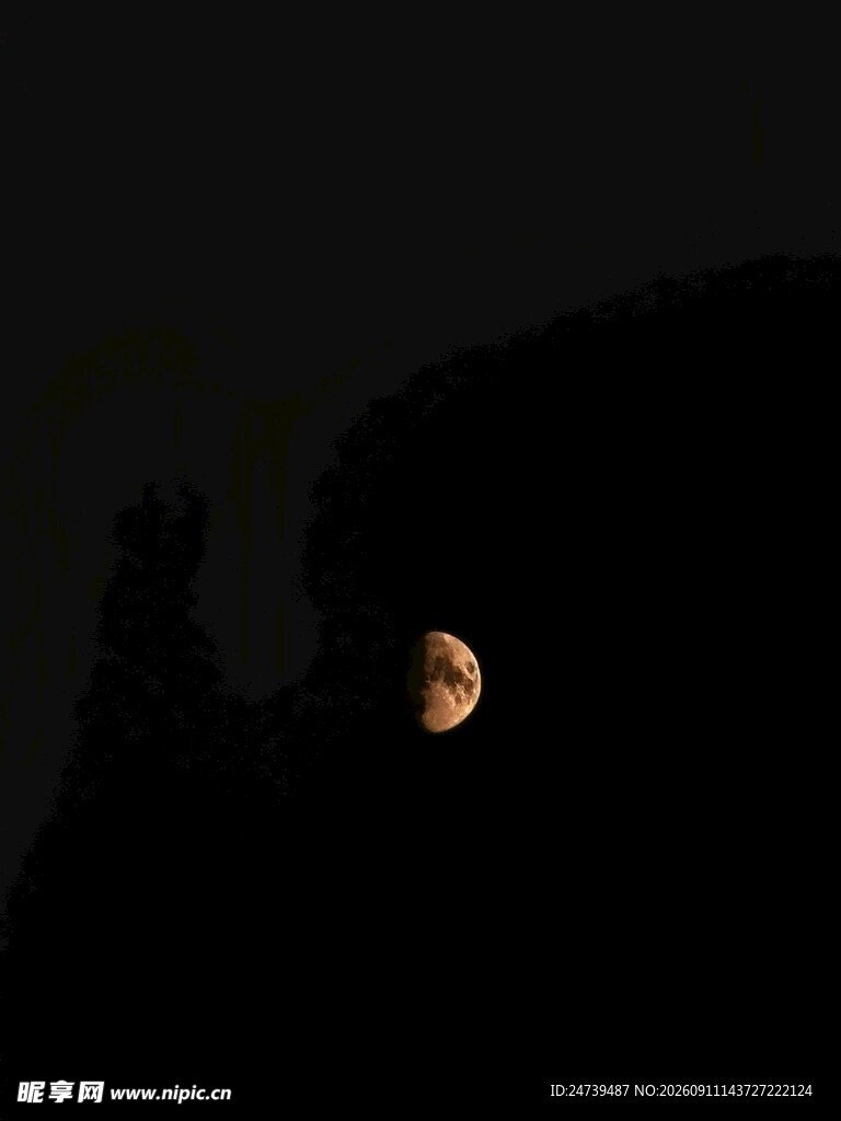 月夜山影中的红月奇观