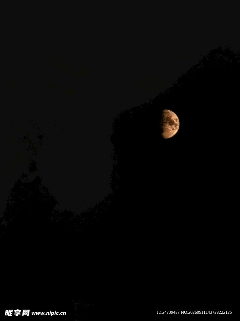 月夜山影中的红月奇观