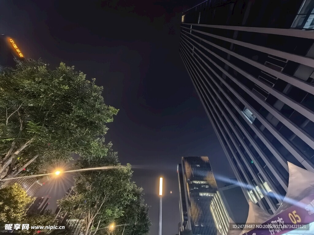 都市夜景中的繁华建筑
