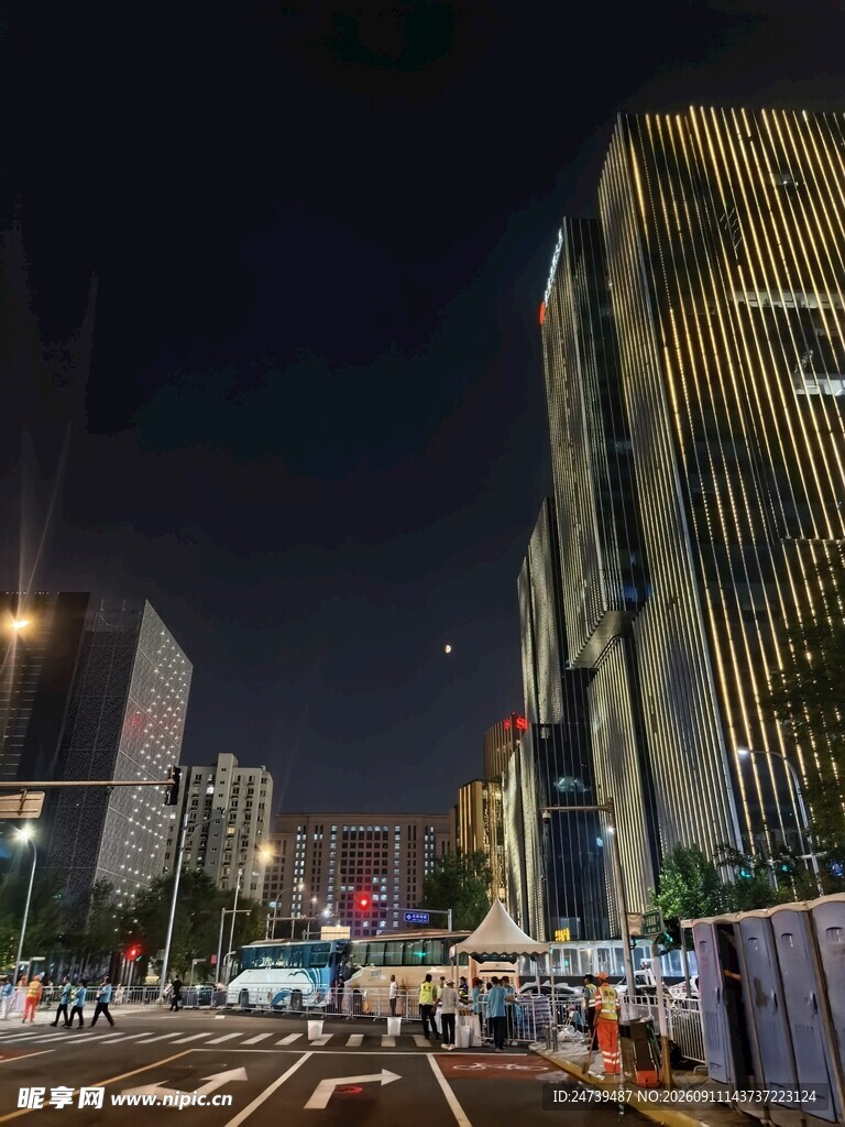 城市夜晚街道景象