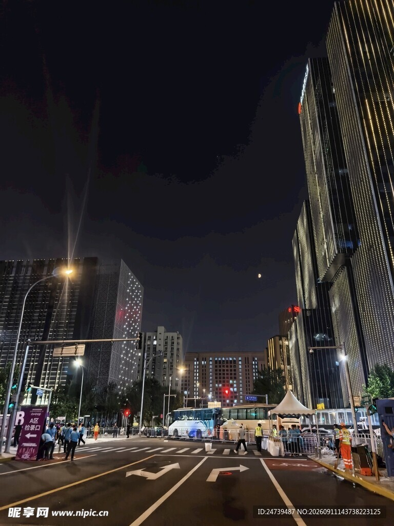 城市夜晚街道景象