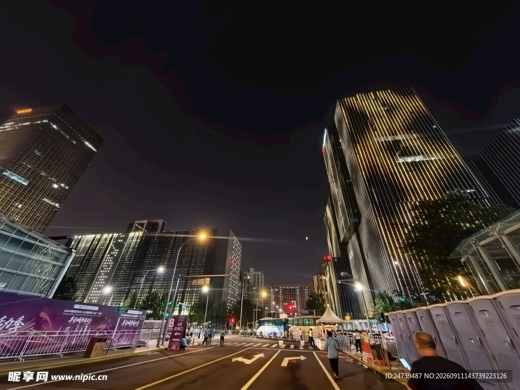 城市夜晚繁忙街道景象