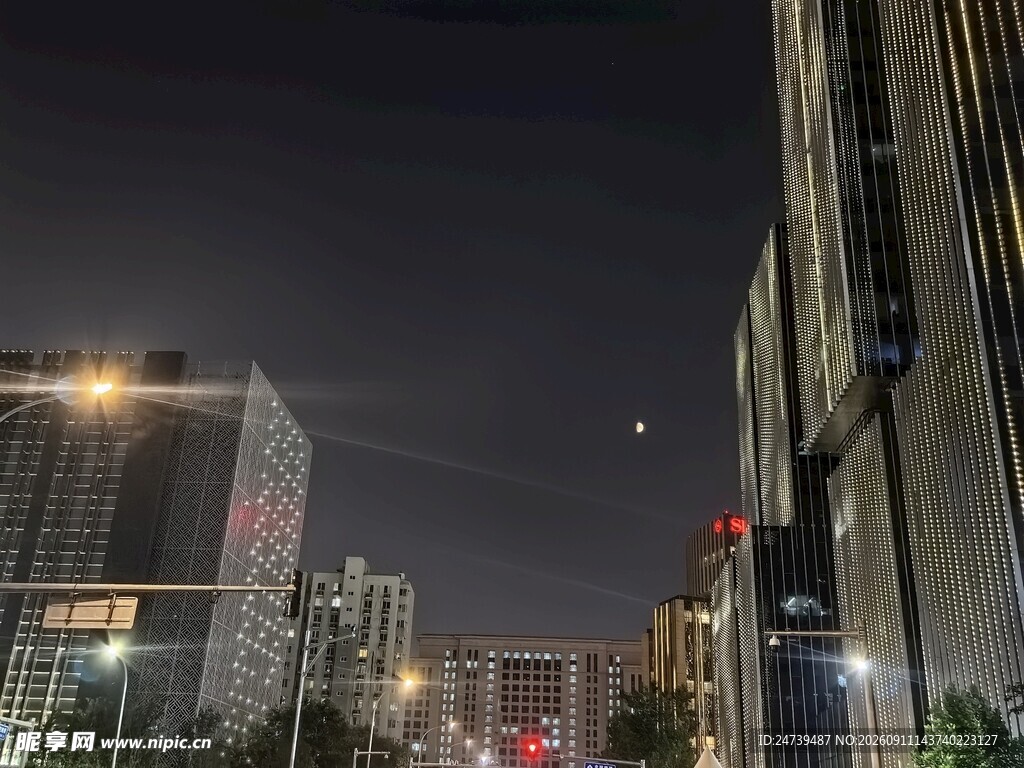 城市夜景中的现代建筑