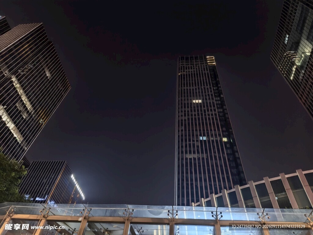 都市夜景中的摩天大楼