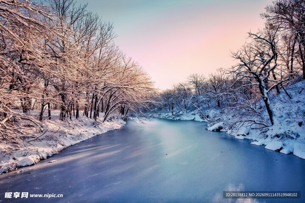 冬日河畔雪景迷人风光