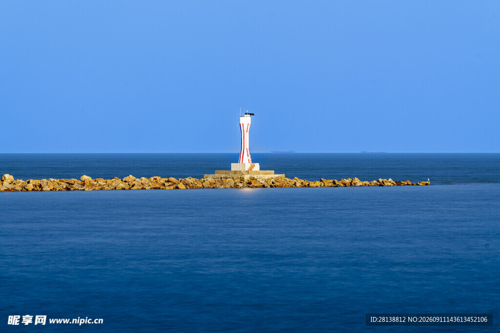 海上灯塔宁静蓝色海域