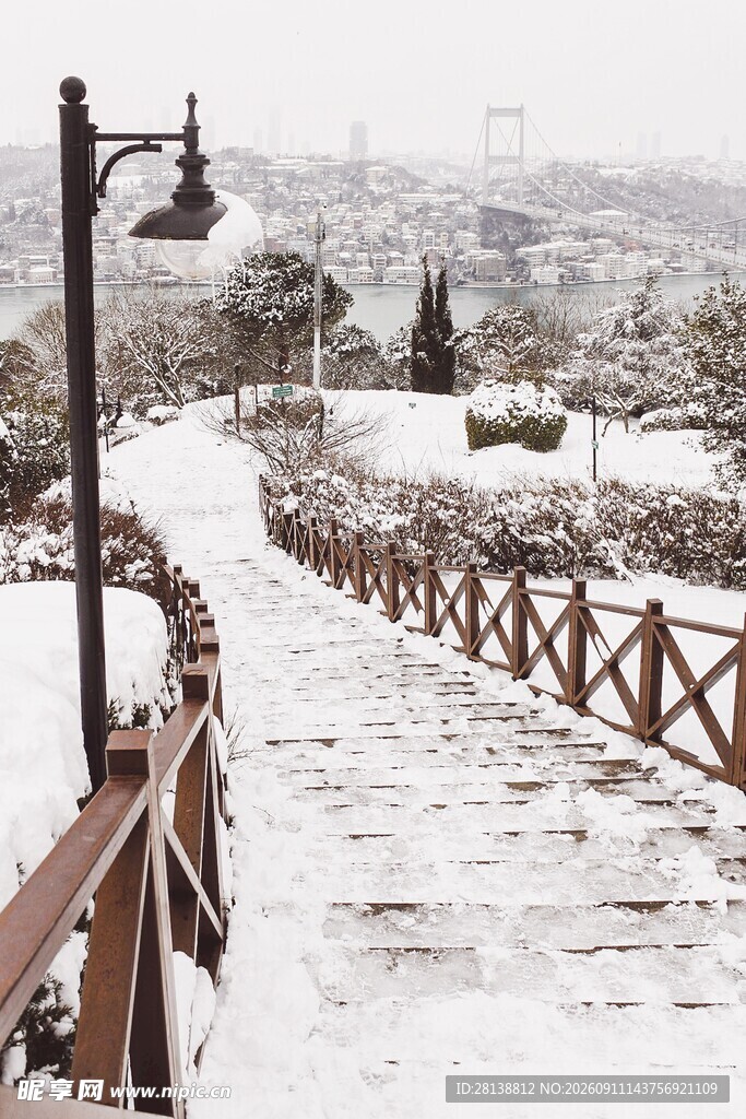 雪后木栏小径静谧景致