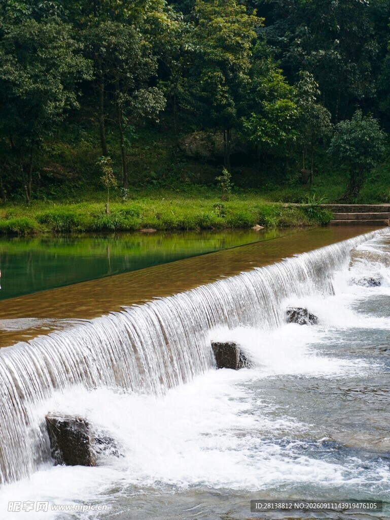 山间小瀑布流水景观