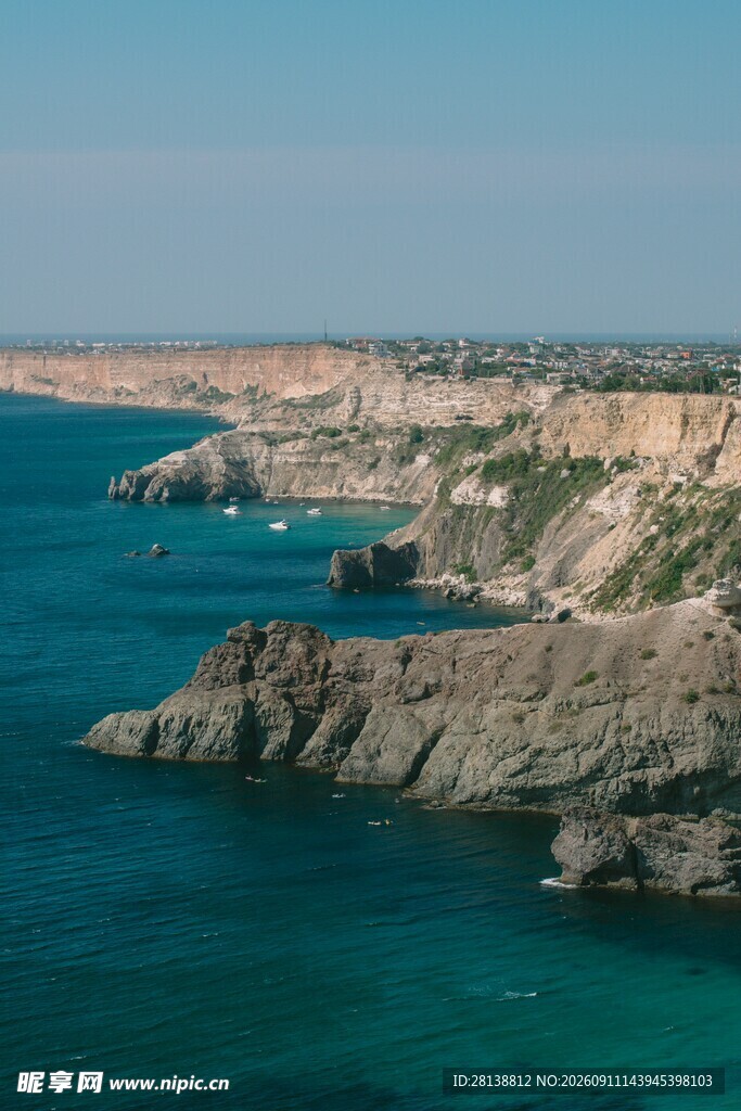 碧海嶙峋的海岸风光