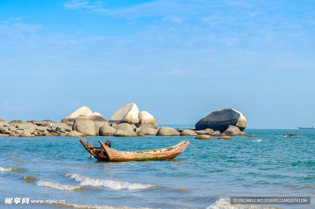 海边小船与礁石的美景