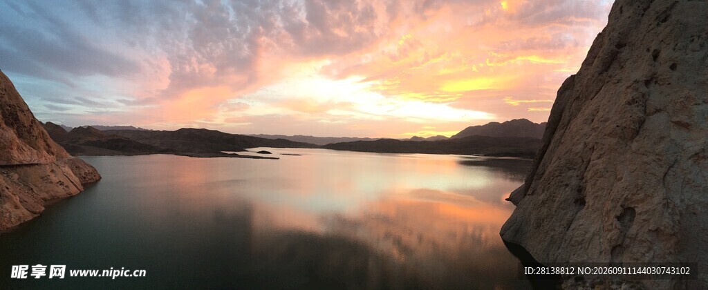 夕阳下的山水美景