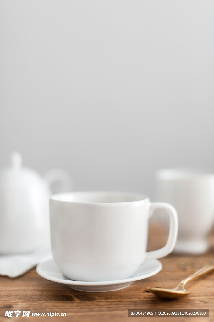 简约白色茶杯与茶具组合