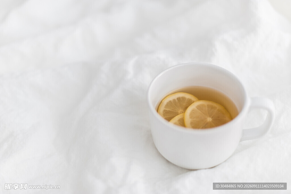 白色杯中的柠檬热茶