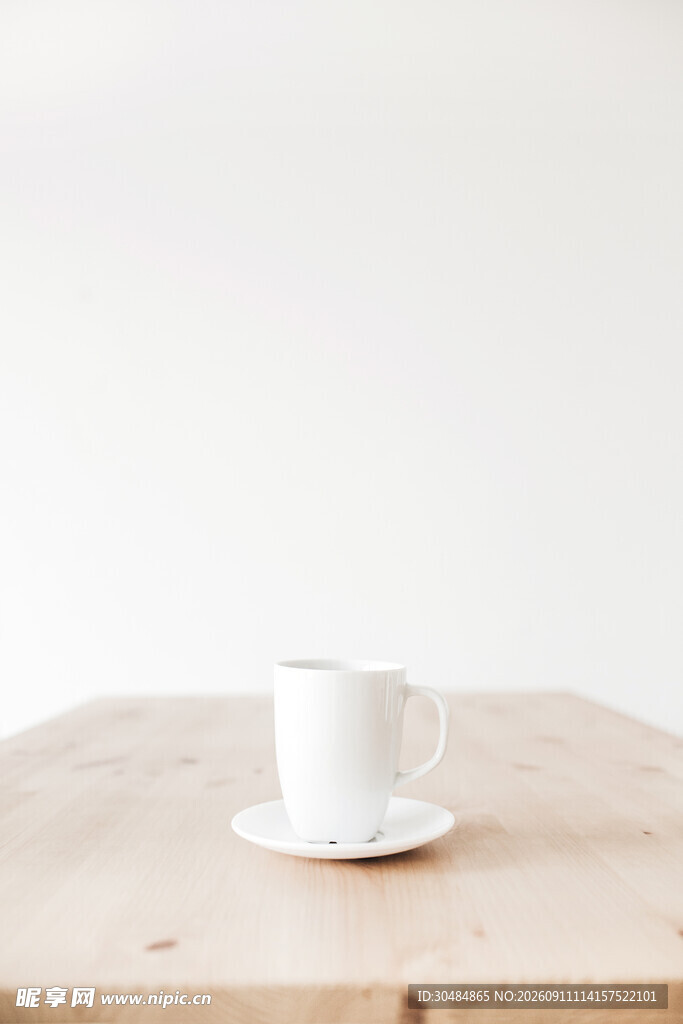 简约木质桌上的白色咖啡杯