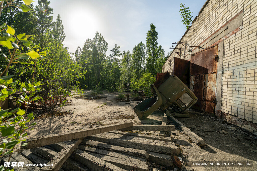 废弃工厂旁的自然景象