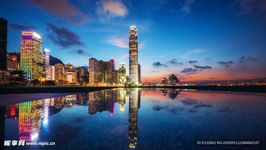 城市夜景倒影璀璨风光