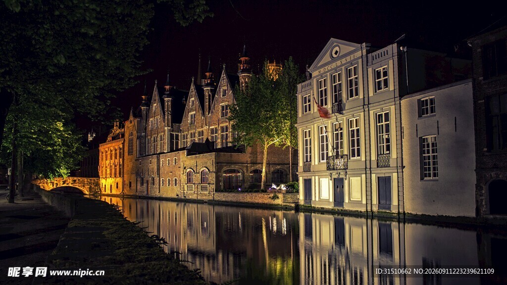 夜晚河畔的欧式建筑景观