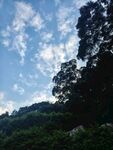 山林间的蓝天白云美景