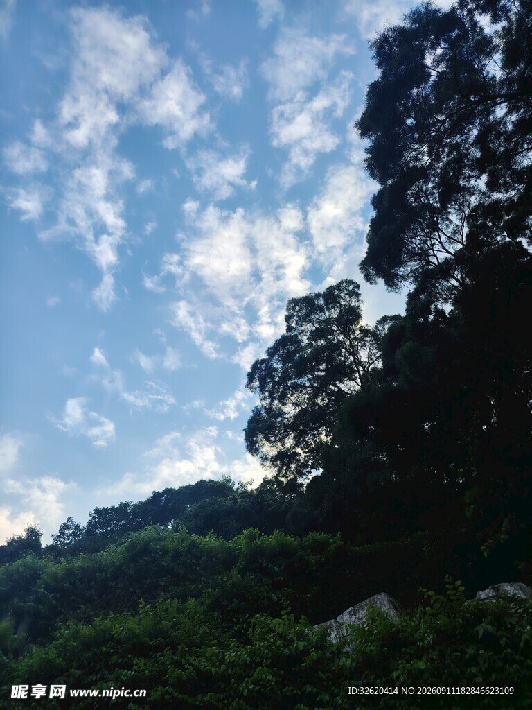 山林间的蓝天白云美景