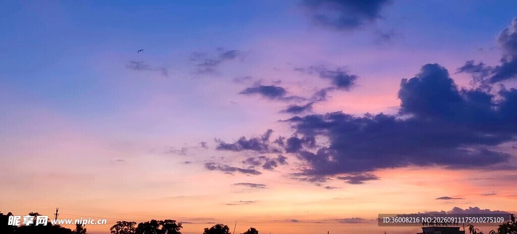 日落时分的绚烂天空
